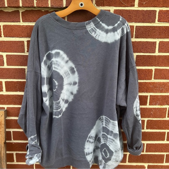 Women’s Graphic Sweatshirt - Picture 3 of 3